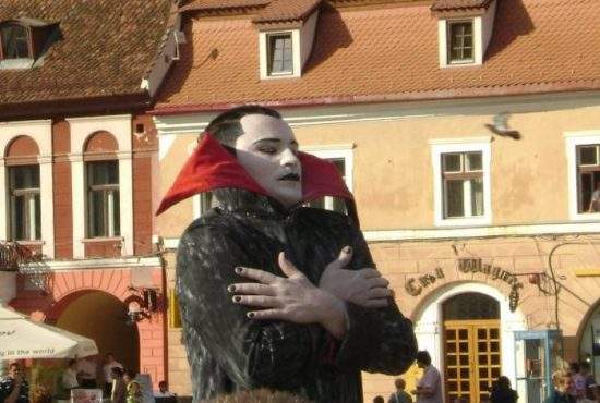 Tot mai mulţi turişti străini reclamă la poliţie că au fost muşcaţi de Dracula