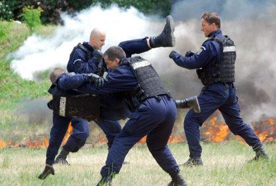 Guvernul vrea manifestaţii „All You Can Beat” pentru jandarmii cu apetit pentru violenţă