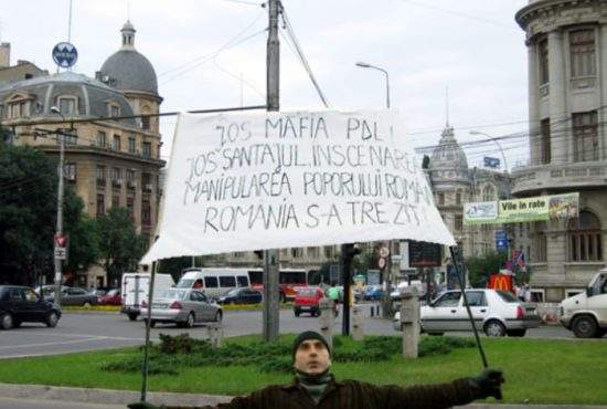 Un protestatar uitat în Piaţa Universităţii a aflat abia azi că a picat guvernul Boc