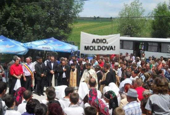 Există şi buzoieni fericiţi! O alunecare de teren a scos un sat din Moldova şi l-a dus în Prahova!