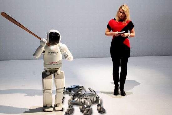 Robotul japonez ASIMO a fost muşcat de câinele-robot românesc, la o expoziţie internaţională