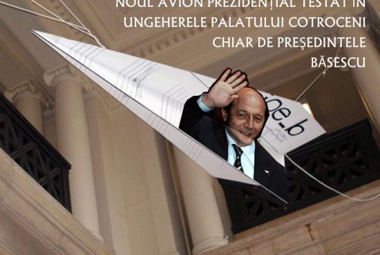 Băsescu, surprins la manşa aeronavei prezidenţiale