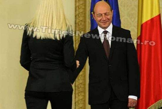 Băsescu: „Am ieșit din criză, toate maşinile să fie roşii, Udrea fă-mi masaj!”