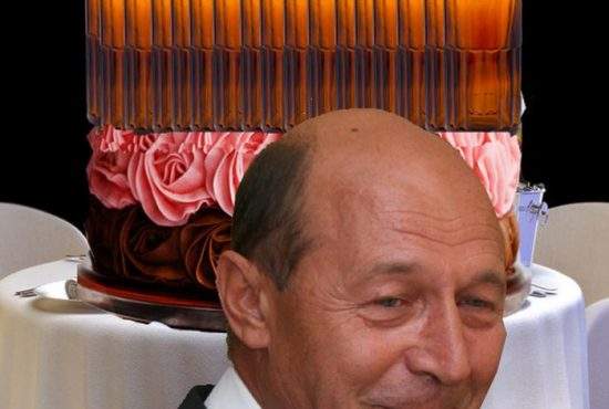 Poza zilei! În loc de lumânări, pe tortul lui Băsescu au fost puse 62 de sticle de whisky