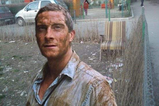 Bear Grylls a filmat o emisiune într-un bloc din Titan în care nu curge apă rece