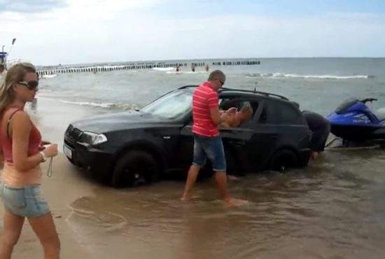 Turiştii români explică de ce intră cu maşina în mare: dacă o laşi la cearceaf ţi-o fură!