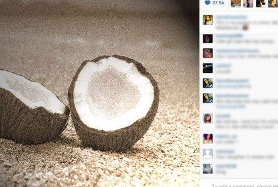 Naufragiat pe o insulă pustie, un hipster pune de 2 ani pe Instagram numai poze cu nuci de cocos