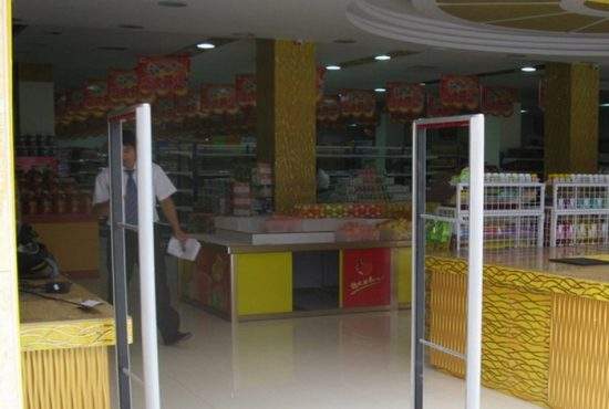 Eficienţă sporită: Detectoarele din supermarketuri vor piui doar când iese cineva care n-a furat