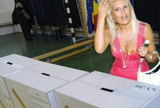 Foto! Inspirată de succesul Innei, Elena Udrea şi-a arătat un sfârc în timp ce a votat