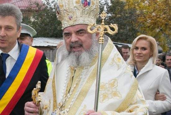 A înnebunit de tot! Firea cere demisia Patriarhului Daniel, pentru că are mai multe zorzoane decât ea