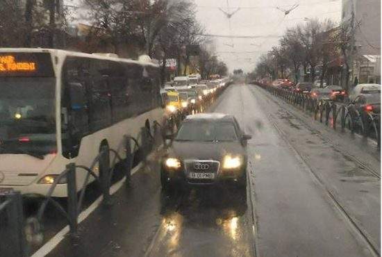 Cazul Firea. Să-i fi intrat sârma în colon când mergea cu limuzina pe linia de tramvai?