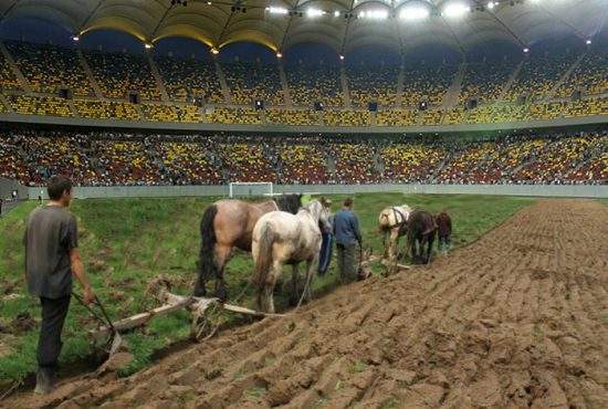 Poza zilei! Gazonul de pe Naţional Arena, arat cu plugul înaintea meciului cu Chelsea