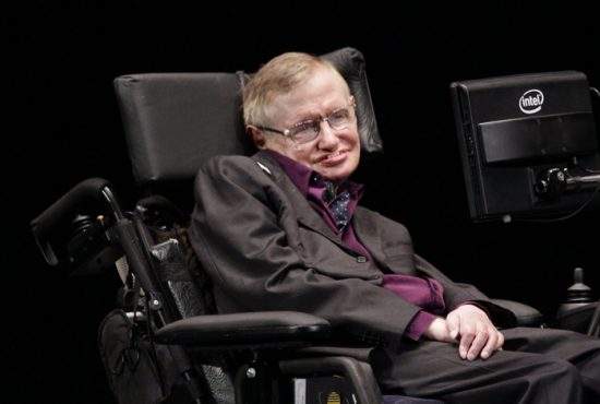 De ce e Stephen Hawking în scaun cu rotile: “M-am operat la amigdale într-un spital românesc”