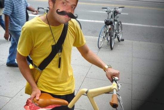 Tendinţe! Hipsterii maghiari ţin carnea sub şaua de la bicicletă