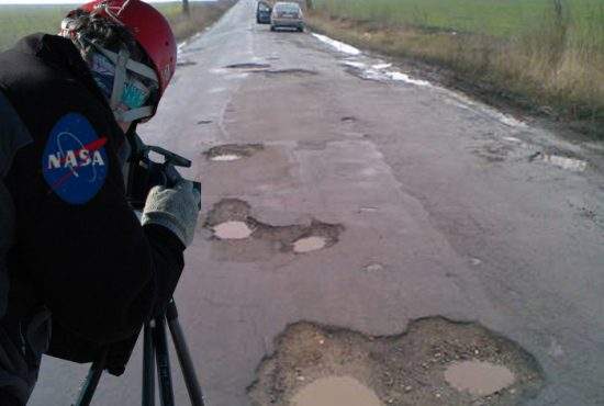 NASA, şocată de craterele de pe şoselele României: “Cum am putut rata aşa o ploaie de meteoriţi?”