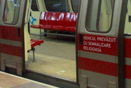 Metrorex: Trecerea pe sub biserici va fi marcată cu un semnal sonor, ca să îşi facă cruce călătorii