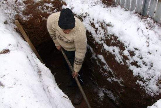 Legea minelor, respinsă! Un gropar a fost deja arestat pentru tentativă de minerit în cimitir