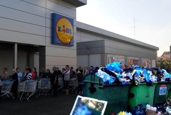 Ofertă de weekend la Lidl: Tot ce găseşti în tomberonul de lângă magazin e la jumătate de preţ!