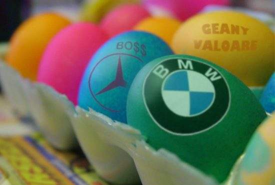 De Paşti, cocalarii îşi încondeiază ouăle cu sigla BMW sau Mercedes