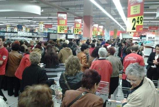 Panică în supermarket după ce unui bărbat i s-a făcut rău când a văzut câte a cumpărat soţia