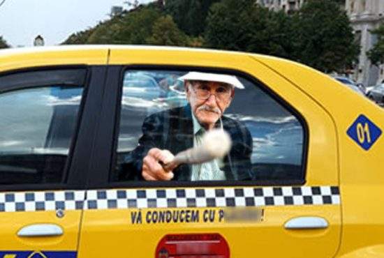 Creşte nivelul de trai? Au apărut pensionarii care te înjură dacă nu le cedezi locul în taxi