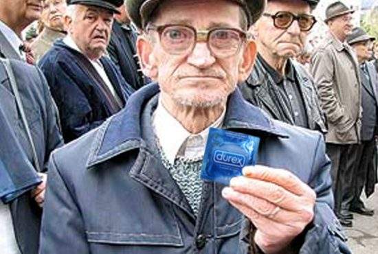 Preocupat că pensionarii se înmulţesc pe zi ce trece, Guvernul le-ar putea împărţi prezervative