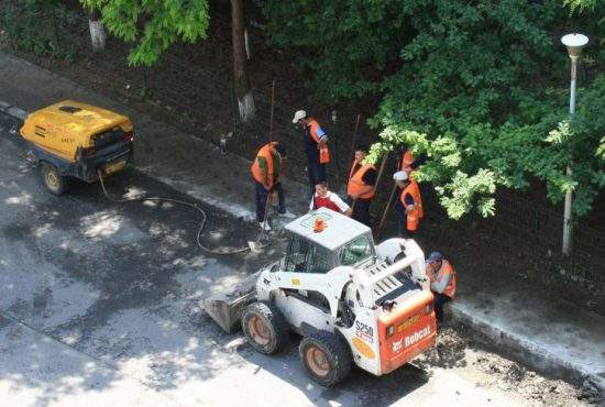 Muncitorii care dau cu picamărul se plâng că nu au unde să repete, din cauza vecinilor