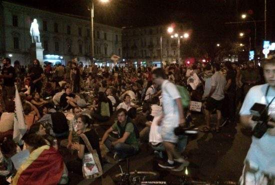 Acţiune 2în1: Guvernul intervine cu haite de maidanezi pentru dispersarea protestatarilor anti-RMGC