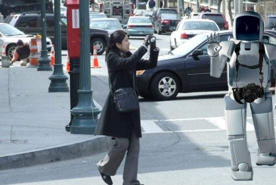 Japonezii au pus la punct un robot care face fotografii în locul turiştilor