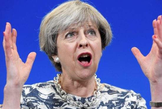 Theresa May, demisie de onoare după ce presa a numit-o „Dăncilă a Marii Britanii”