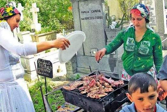 7 lucruri pe care nu le ştiaţi despre ţiganii care fac grătar în cimitir