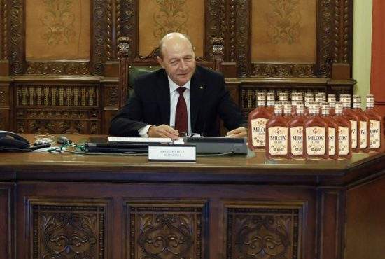 Cu ocazia Unirii Principatelor, Băsescu a secat dintr-o sorbire trei navete de Milcov