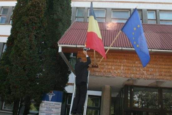 Apariţie misterioasă în Harghita! Tricolorul românesc, arborat pe clădirea Consiliului Judeţean