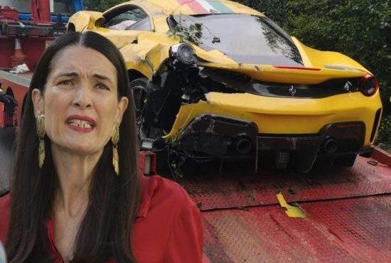 Clotilde a făcut praf Ferrari-ul încercând să-l parcheze în zona de mașini ridicate