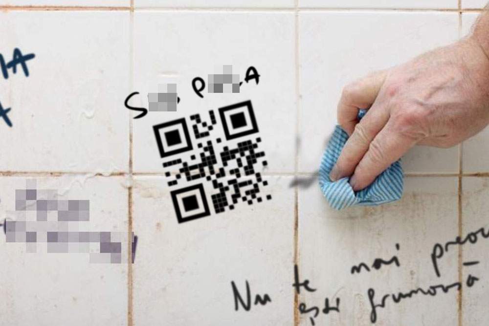 Viitorul e aici! În buda din Gara de Nord scrie “S*g p*la” şi dedesubt e un cod QR