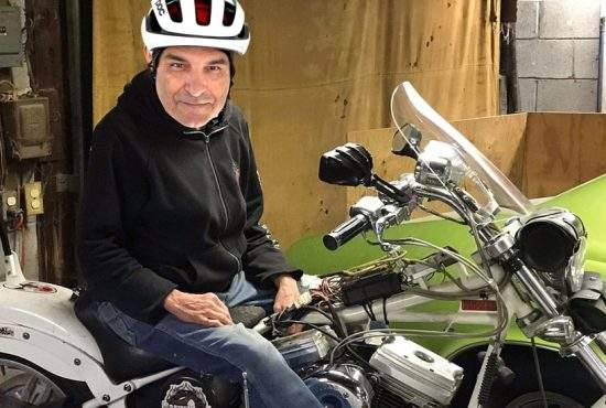 A îmbătrânit de tot! Lucian Mindruta a trecut de la bicicletă la motocicletă