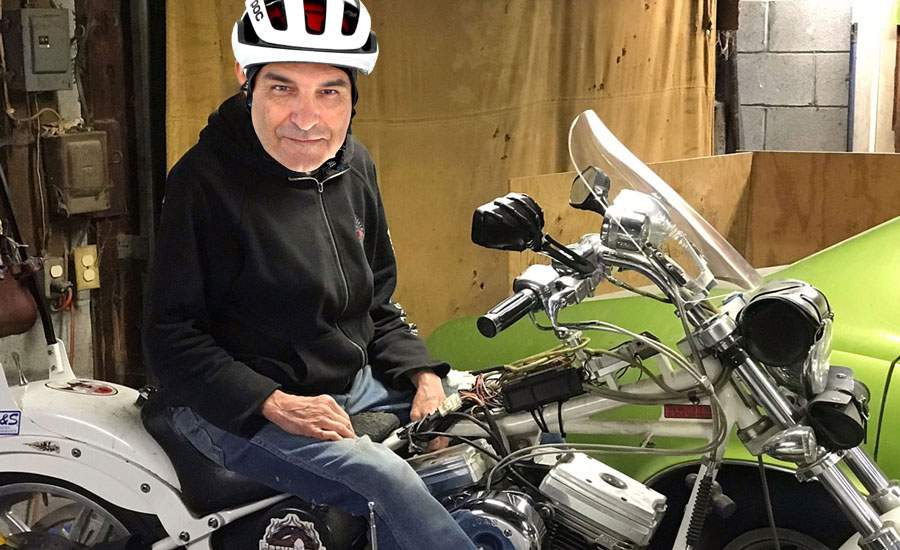 A îmbătrânit de tot! Lucian Mindruta a trecut de la bicicletă la motocicletă