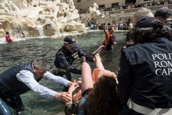 Apa din Fontana di Trevi, înnegrită de un activist de mediu român care s-a spălat pe picioare acolo