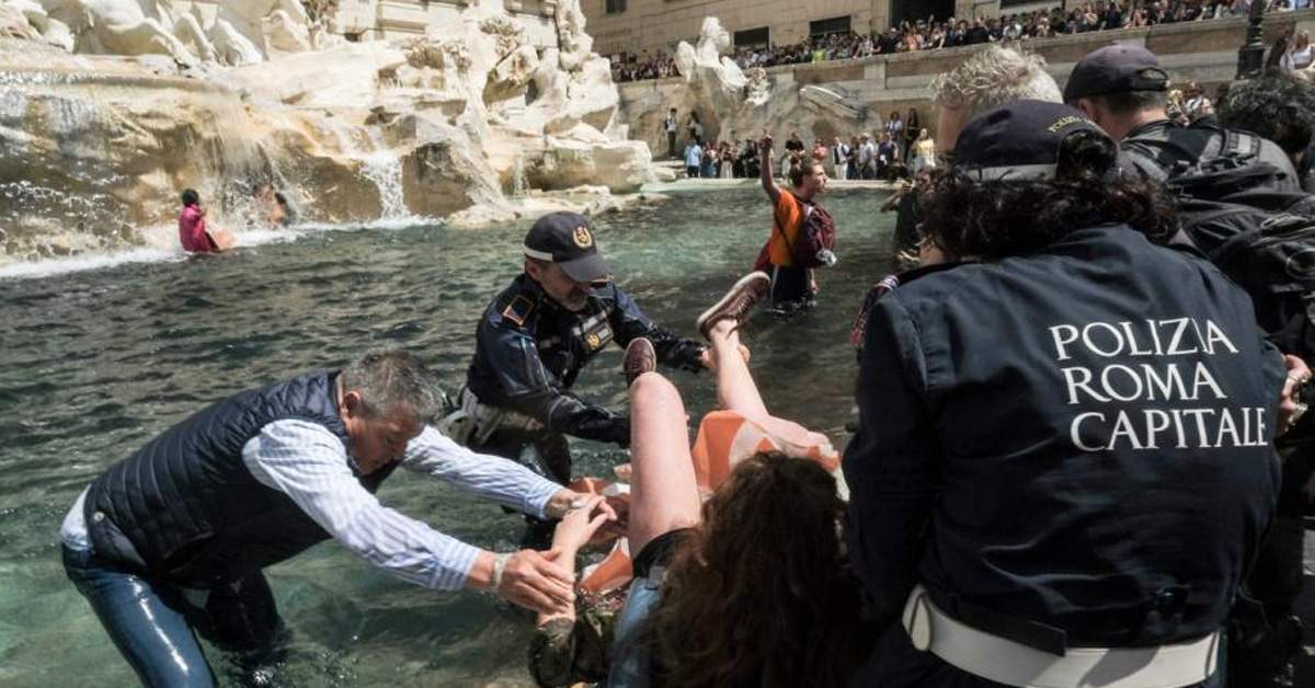 Apa din Fontana di Trevi, înnegrită de un activist de mediu român care s-a spălat pe picioare acolo