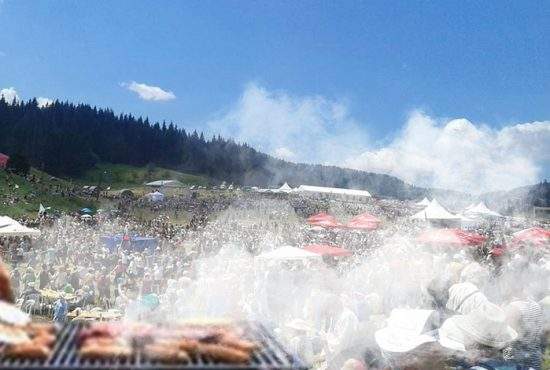 Patriotismul atinge noi culmi! Azi e grătar cu manele în cimitir la Valea Uzului