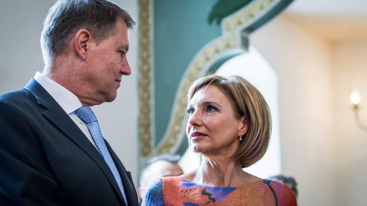 Iohannis nu mai are liniște de când a fost în Africa. Carmen îi cere zilnic să-și facă mărire de penis