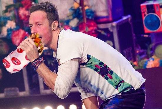 Concertul Coldplay, amânat cu o oră. Chris Martin încă n-a terminat şaorma de la Socului