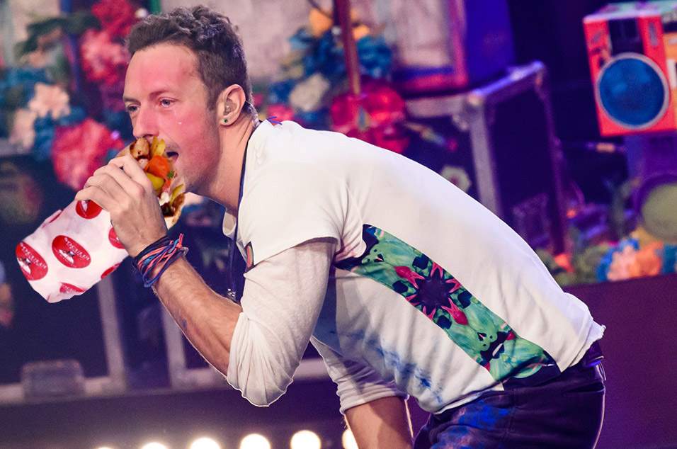 Concertul Coldplay, amânat cu o oră. Chris Martin încă n-a terminat şaorma de la Socului