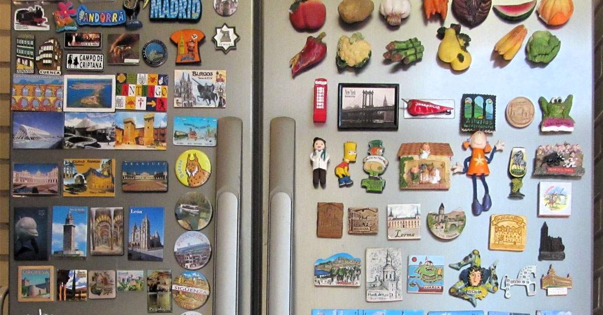 Un programator a optimizat aranjarea magneților de pe frigider ca să încapă 1500