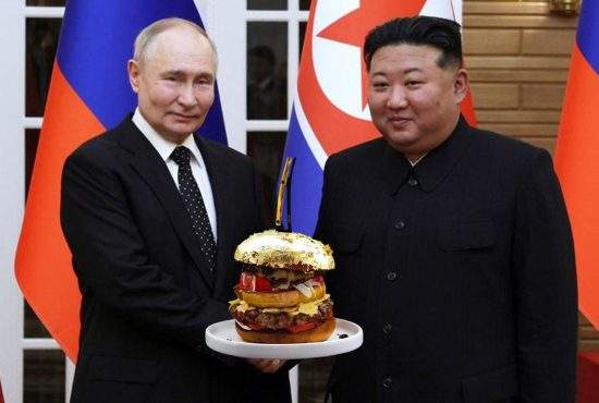 Kim Jong-un, dat pe spate de cadoul luxos primit de la Putin: un burger cu foiță de aur