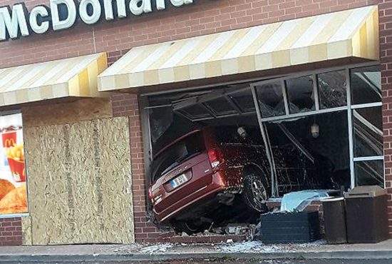 O femeie a intrat cu mașina într-un McDonald’s, crezând că asta înseamnă drive-in
