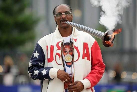 Snoop Dogg, acuzat că a fumat torţa olimpică. Artistul a promis că va rula una nouă