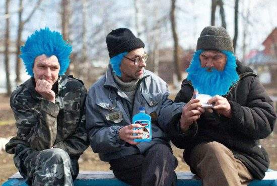 Andrei Raţiu e mic copil! De la spirt, un sat întreg din Vaslui are părul albastru