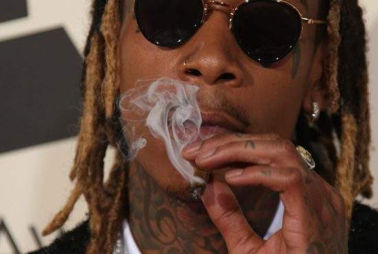 Wiz Khalifa scos nevinovat, că nu era la volan când fuma pe scenă
