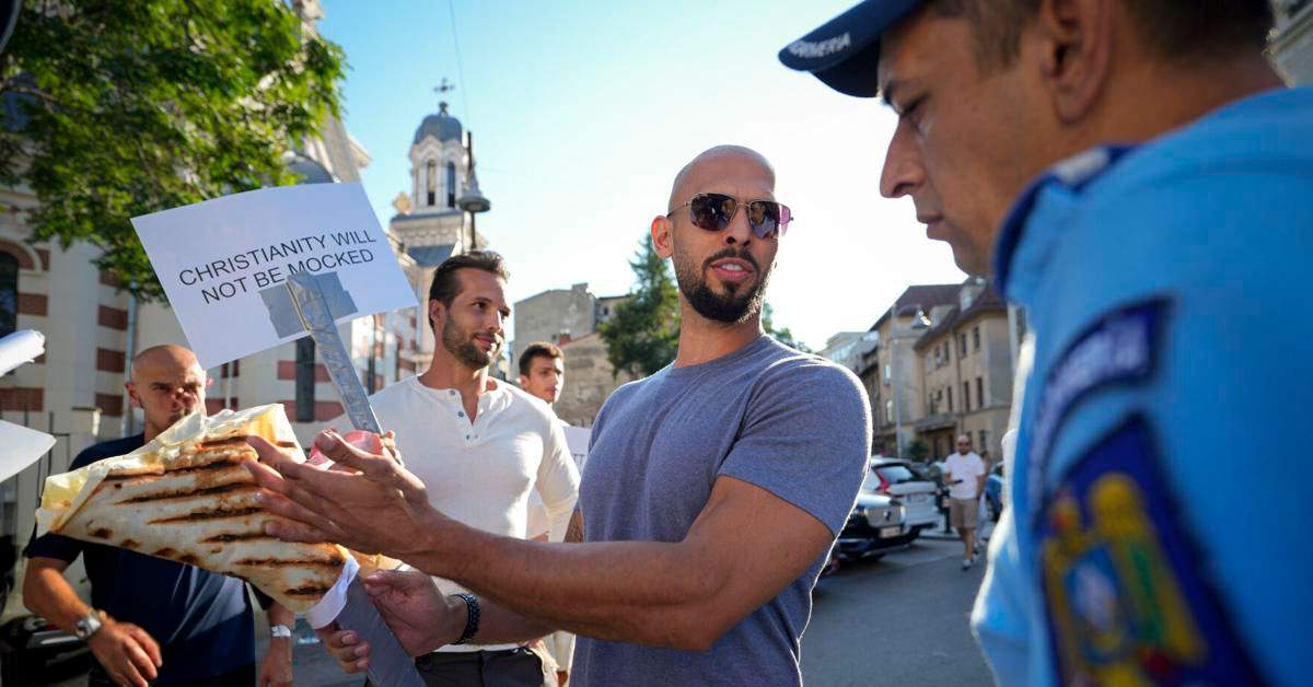 Andrew Tate sfidează regulile. S-a filmat când hrănea un polițist de pe marginea drumului